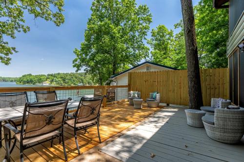 . French Country Cabin Dock & Screened Porch