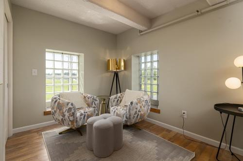 Converted Historic Suite Full Kitchen, 3rd Flr in Carbondale (IL)