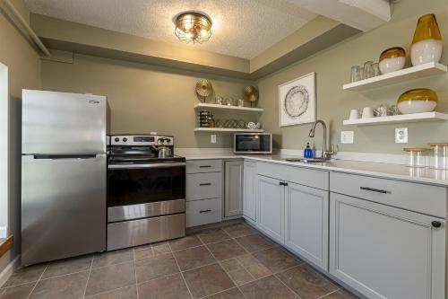 Converted Historic Suite Full Kitchen, 3rd Flr in Carbondale (IL)