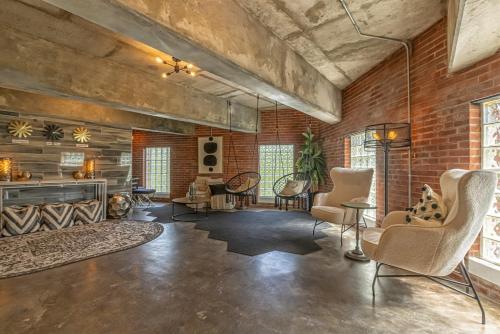 Converted Historic Suite Full Kitchen, 3rd Flr in Carbondale (IL)