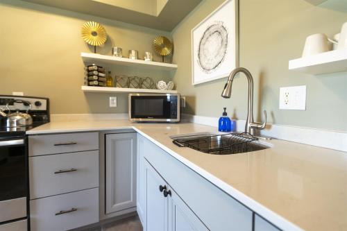 Converted Historic Suite Full Kitchen, 3rd Flr in Carbondale (IL)