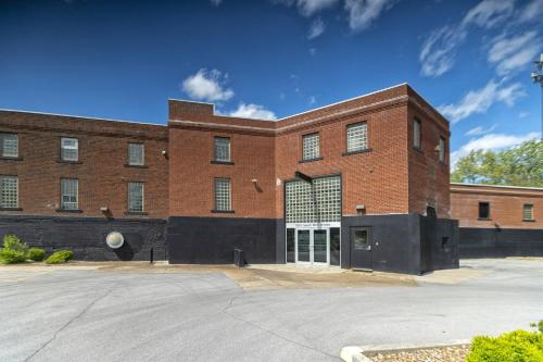 Converted Historic Suite Full Kitchen, 3rd Flr in Carbondale (IL)