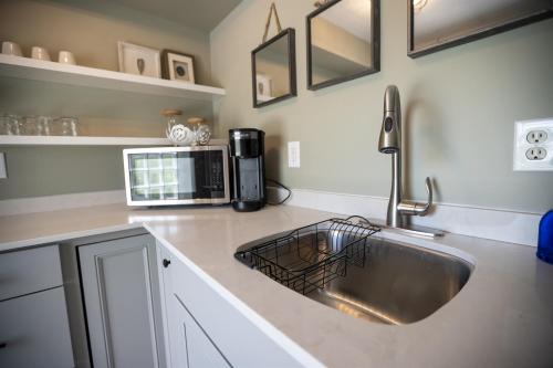 Stylish Queen Suite Near SIU Carbondale in Carbondale (IL)