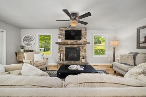 . Family-Friendly 3BR Home w Bunk Room & Yard