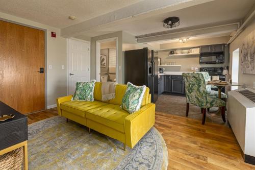 . Urban-Chic King Suite Near SIU Carbondale