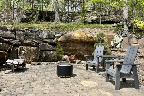 . Romantic Cottage w Hot Tub & Views