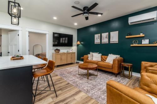 . Modern 1BR Downtown Near Stone Face