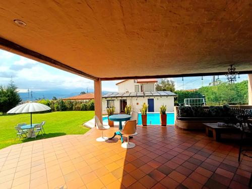 Pifo Pool House free Airport pickup Tours