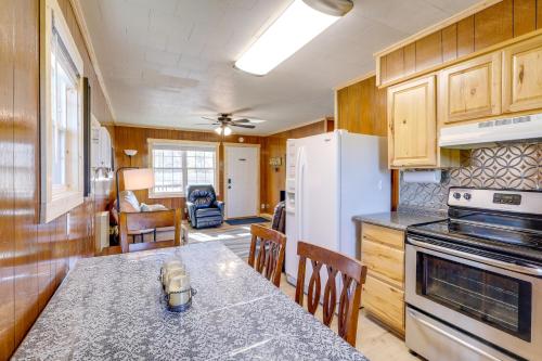 Pet-Friendly Cabin with Designated Boat Slip! in 費爾菲爾德灣