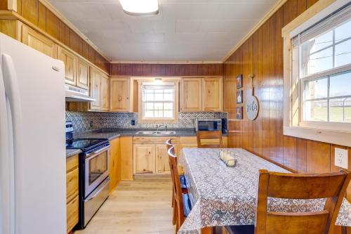 Pet-Friendly Cabin with Designated Boat Slip! in 費爾菲爾德灣
