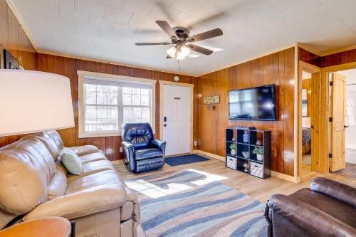 Pet-Friendly Cabin with Designated Boat Slip! in 費爾菲爾德灣