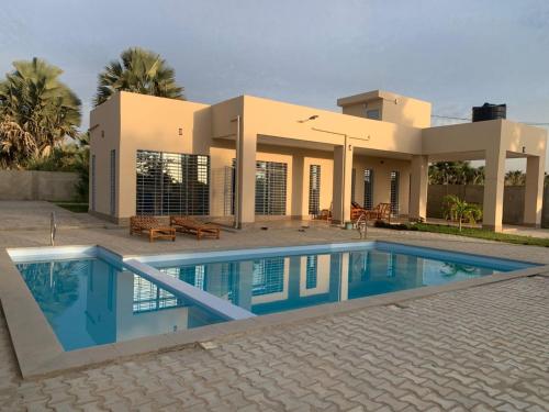 Vista exterior, Palm Breeze Villa in Gunjur