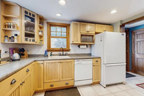 Peaceful Home in Hales Location (NH)