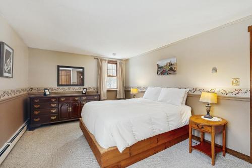Peaceful Home in Hales Location (NH)