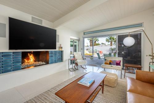 2590 N Avenida Caballeros Palm Springs CA 92262 - image 4
