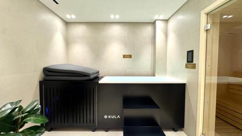 Luxury Studio with Private Jacuzzi at Business Bay - image 11