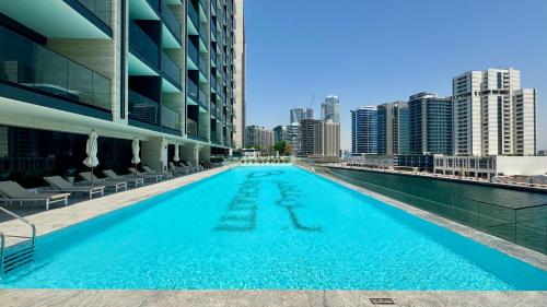 Luxury Studio with Private Jacuzzi at Business Bay - image 12