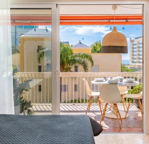 Luxury 3-bedroom apartment with magnific terrase close to beach Carihuela