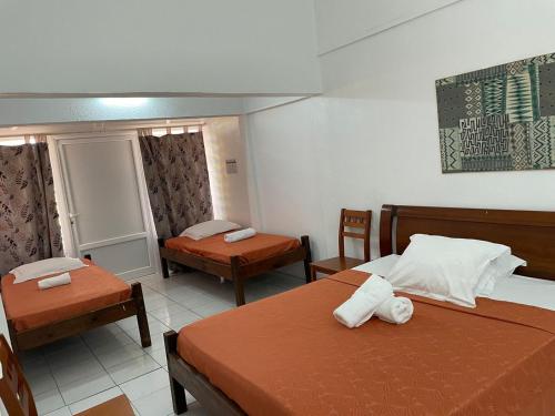 1 queen bed, 2 twin beds