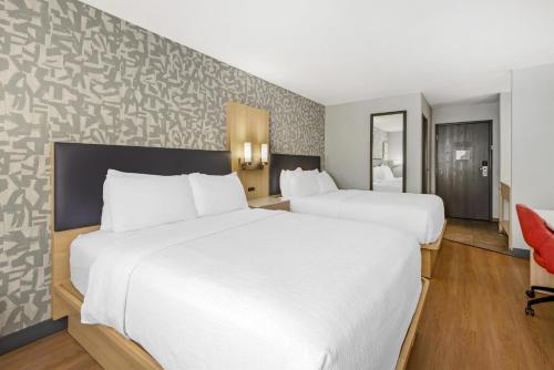 2 queen beds