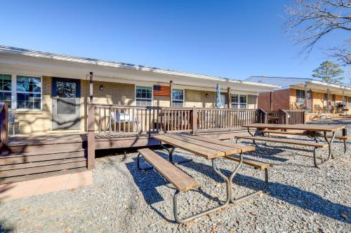 Pet-Friendly Cabin with Designated Boat Slip! in 費爾菲爾德灣