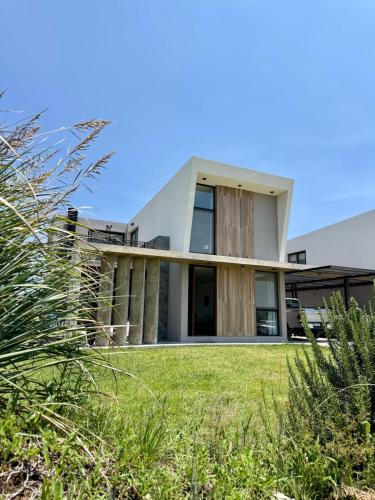 Duplex con pileta frente a lago Los Molinos