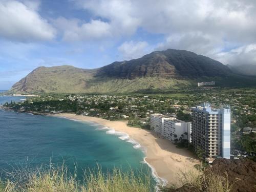 Island Escape- Breath taking view, ocean front CONDO! Redone unit in Makaha (HI)