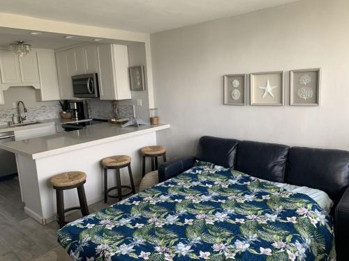 Island Escape- Breath taking view, ocean front CONDO! Redone unit in Makaha (HI)
