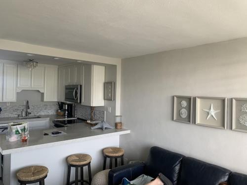 Island Escape- Breath taking view, ocean front CONDO! Redone unit in Makaha (HI)