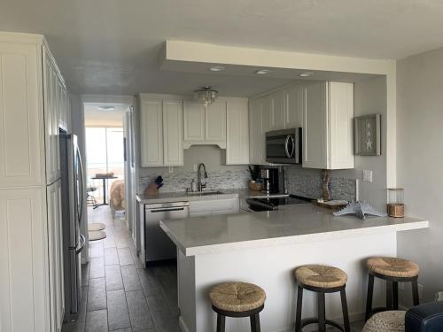 Island Escape- Breath taking view, ocean front CONDO! Redone unit in Makaha (HI)
