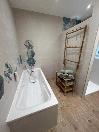 Zuhanyzó, Les Platanes Appartement Le Tropical in Gorrevod