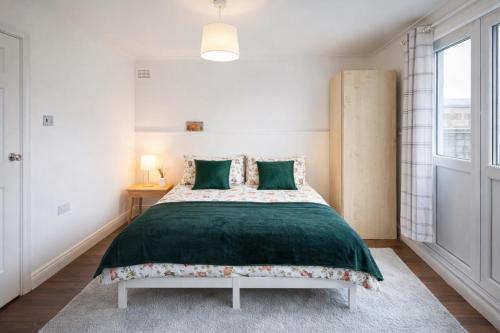 Peaceful Garden Room - shared bathroom, Londra
