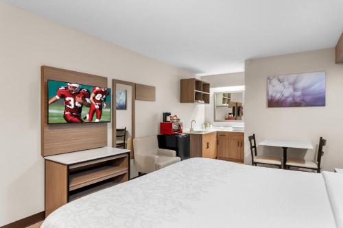 Red Roof PLUS+ Chicago - Hoffman Estates - image 6