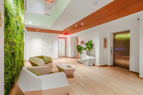 NEW 1B1BA Spacious Condo w/Pool, GYM @ Palm Beach! in Noord