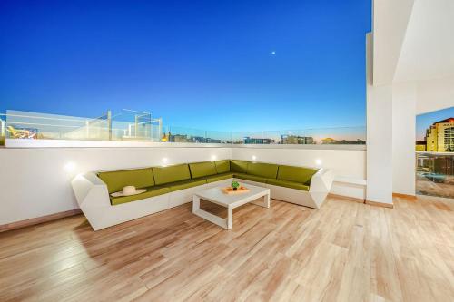 NEW 1B1BA Spacious Condo w/Pool, GYM @ Palm Beach! in Noord
