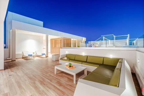 NEW 1B1BA Spacious Condo w/Pool, GYM @ Palm Beach! in Noord