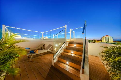 NEW 1B1BA Spacious Condo w/Pool, GYM @ Palm Beach! in Noord