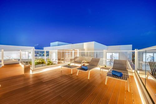 NEW 1B1BA Spacious Condo w/Pool, GYM @ Palm Beach! in Noord