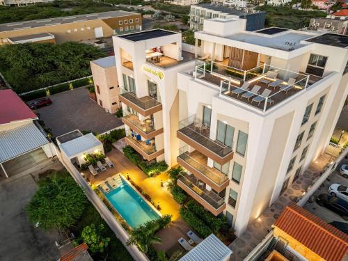 NEW 1B1BA Spacious Condo w/Pool, GYM @ Palm Beach! in Noord