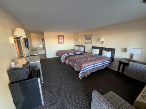 3 queen beds
