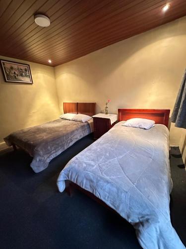 1 double bed, 1 twin bed