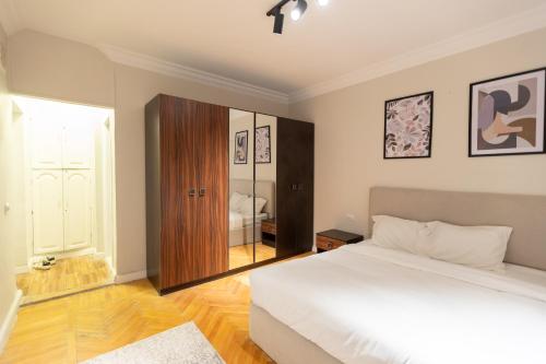 Cairo Homes Luxury 4BR Apartment with Balcony & Nile View Maadi - image 12