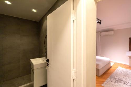 Cairo Homes Luxury 4BR Apartment with Balcony & Nile View Maadi - image 2