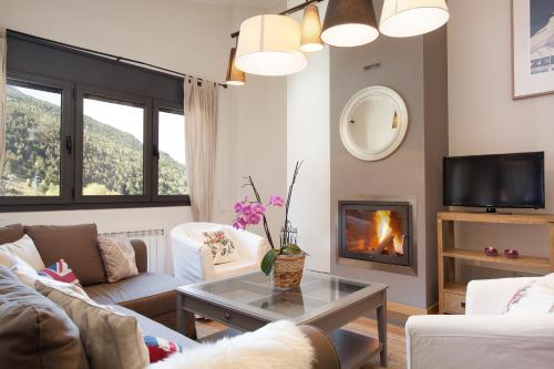 Superior Two Bedroom Apartment with Fireplace for 9 persons. 5 min Walking to Ski Area