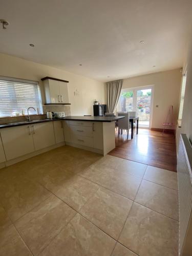 Rockside Villa Cashel Sleeps 7, Jacuzzi Bath, Walk to Rock of Cashel in Cashel