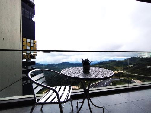 ระเบียง/ชานเรือน, เก็นติ้ง ฟ็อกกี้โคลด์สเตย์เคชั่น แอท ไอเดเลเมน บาย แฮปปี้โฮม (GENTING FoggyColdStayCation AT IDelemen By HAPYHOME) in เก็นติ้ง ไฮแลนด์