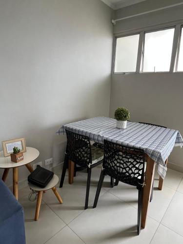 Apto Tombo Guaruja 2dorm 2wc e pe na areia com elevador e ar condicionado near Restaurante Consulado