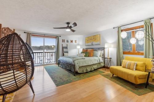 Spacious Accessible Waterfront Retreat in Oranža (MA)