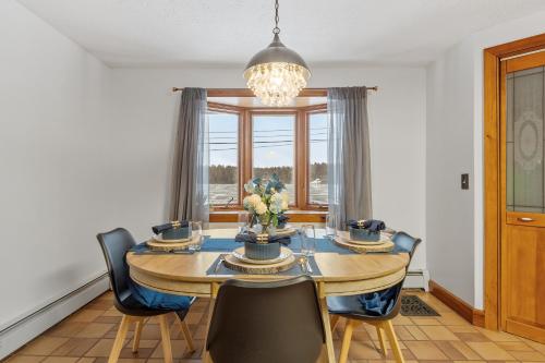 Iekārtas, Spacious Accessible Waterfront Retreat in Oranža (MA)