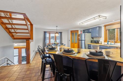 Spacious Accessible Waterfront Retreat in Oranža (MA)